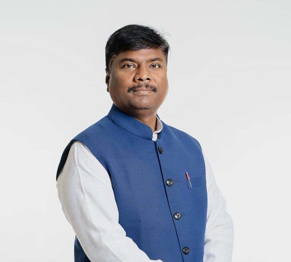Forest land is being freed by running a campaign against encroachment in forest range Bhanpuri.