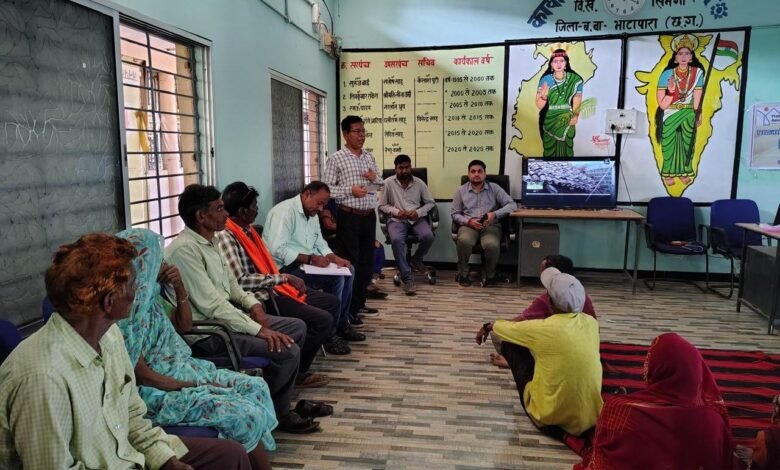 प्रधानमंत्री आवास योजना में तेजी लाने एवं समस्या के समाधान लिए आवास चौपाल का किया गया आयोजन 1 Awas Chaupal was organized to speed up the Pradhan Mantri Awas Yojana and solve the problems.