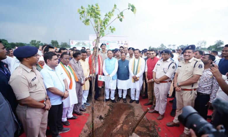 मुख्यमंत्री विष्णु देव साय ने ’एक पेड़ मां के नाम’ अभियान के तहत किया वृक्षारोपण 1 Chief Minister Vishnu Dev Sai planted trees under the 'One Tree in the Name of Mother' campaign.
