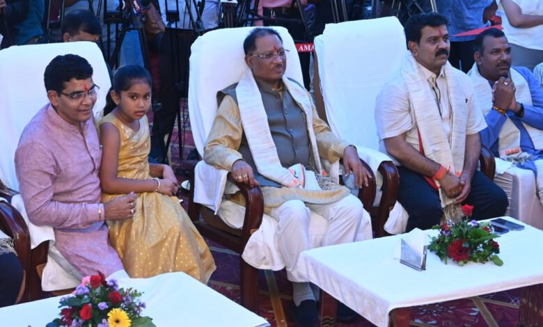 मुख्यमंत्री साय तीज मिलन कार्यक्रम में हुए शामिल, बहनों को दिया आशीष 1 Chief Minister participated in Sai Teej Milan program, blessed the sisters