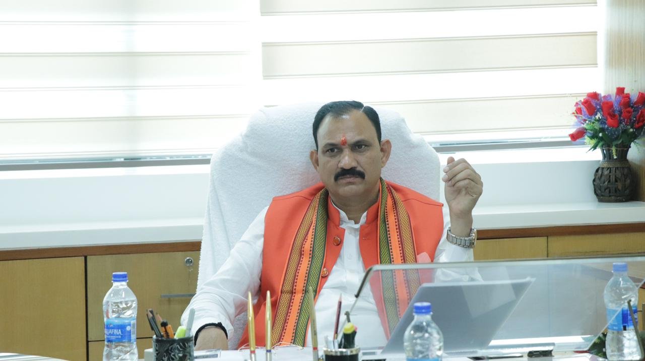 Minister Shyam Bihari Jaiswal reviewed the plans of the health department.