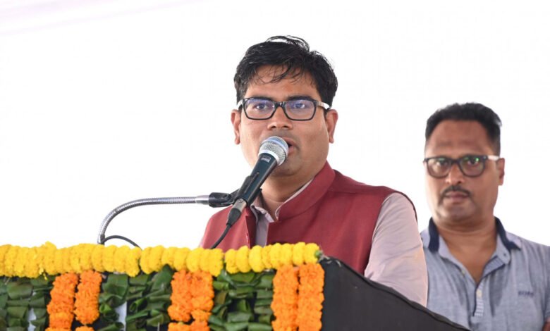 वित्त मंत्री श्री चौधरी ने सभी खिलाडिय़ों से परिचय प्राप्त कर कुश्ती प्रतियोगिता का कराया शुरुआत 1 Finance Minister Shri Choudhary started the wrestling competition by getting introduced to all the players.