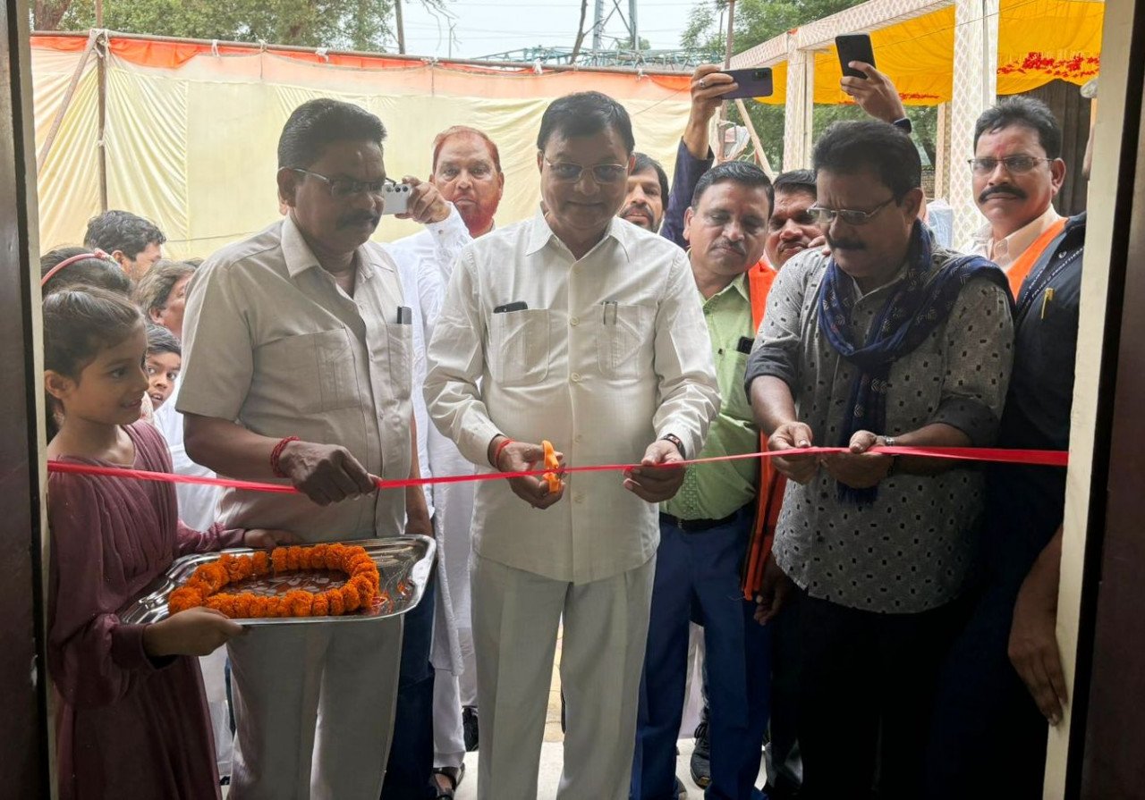 The people of the society expressed their gratitude to Minister Dewangan by gifting them a shawl and quince.