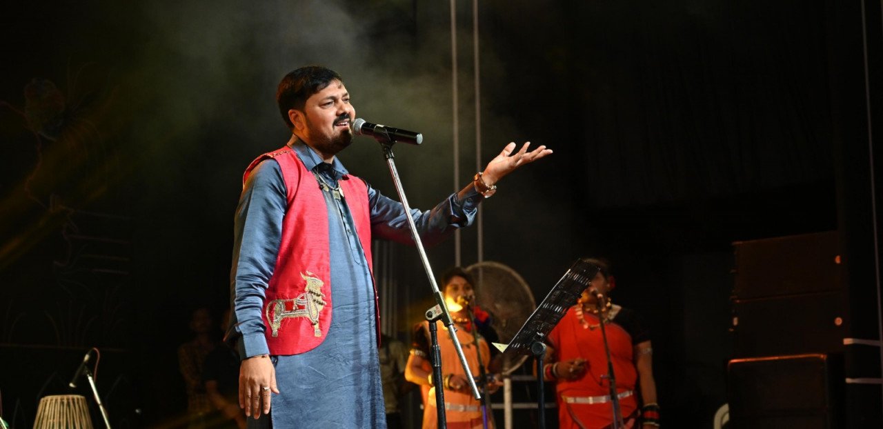 Chakradhar Festival-2024: Anuj Sharma enthralled the audience with Jasgeet and melodious songs.