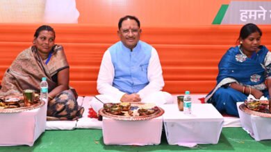 Photo of मुख्यमंत्री ने प्रधानमंत्री आवास योजना के हितग्राहियों के साथ बैठकर किया भोजन