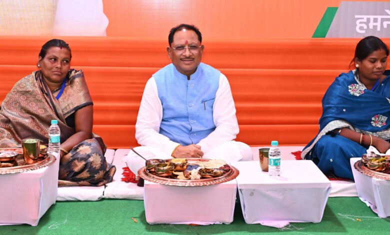 मुख्यमंत्री ने प्रधानमंत्री आवास योजना के हितग्राहियों के साथ बैठकर किया भोजन 1 Chief Minister sat and had food with the beneficiaries of Pradhan Mantri Awas Yojana