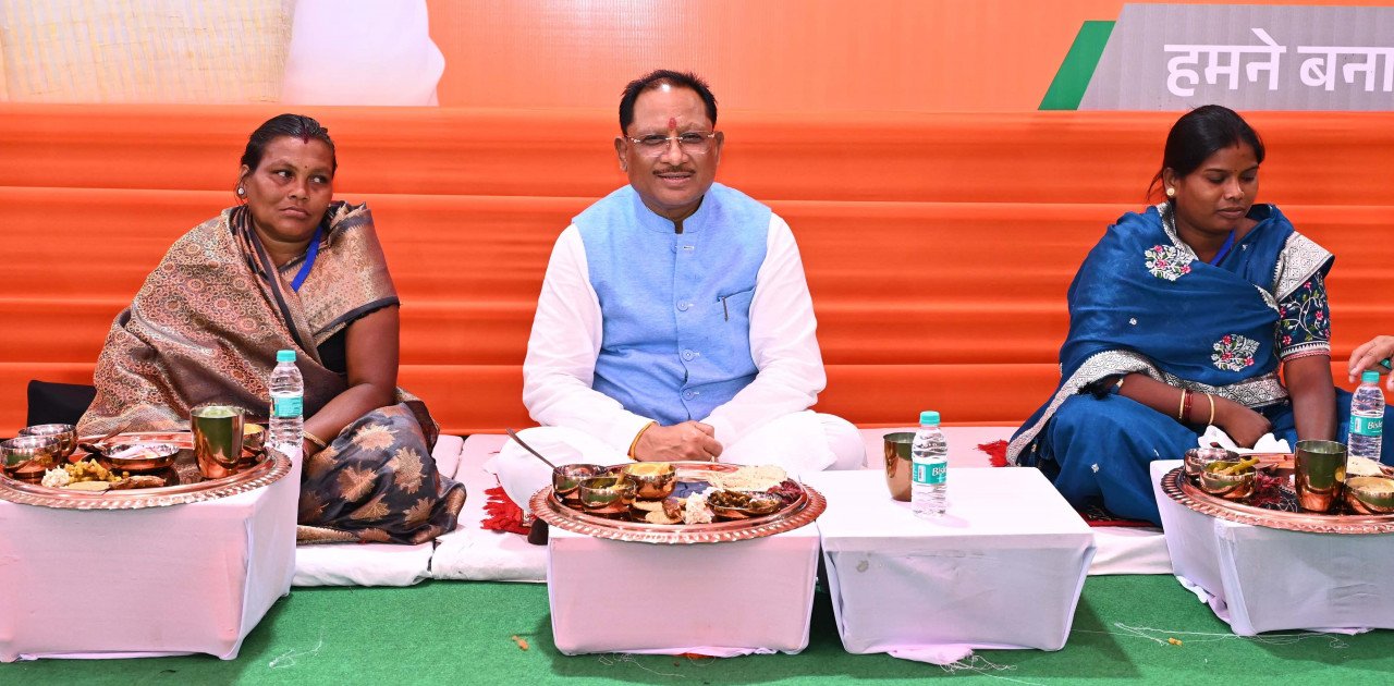 Chief Minister sat and had food with the beneficiaries of Pradhan Mantri Awas Yojana