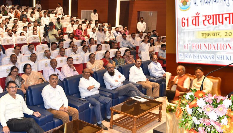 विश्वविद्यालय को गौरव दिलाने कड़ी मेहनत करें - राज्यपाल रमेन डेका 1 Work hard to bring glory to the university - Governor Ramen Deka