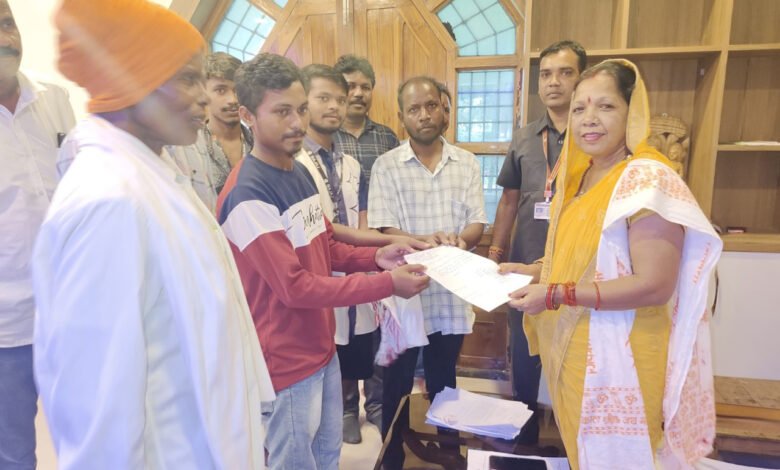 ग्रामीणों में खुशी की लहर, मुख्यमंत्री निवास पहुंचकर जताया सीएम साय का आभार 1 Wave of happiness among villagers, reached Chief Minister's residence and expressed gratitude to CM Sai
