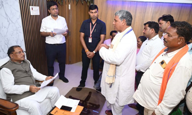मुख्यमंत्री विष्णु देव साय से बगिया में मिलने वालों का लगा रहा तांता 1 There was a steady stream of people meeting Chief Minister Vishnu Dev Sai in Bagiya.