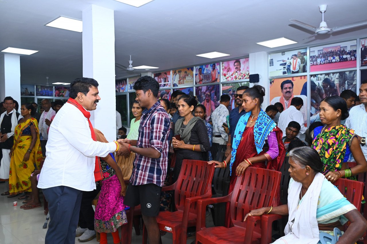 Deputy Chief Minister Vijay Sharma warmly welcomed the citizens of Bastar suffering from Maoist violence to his residence.