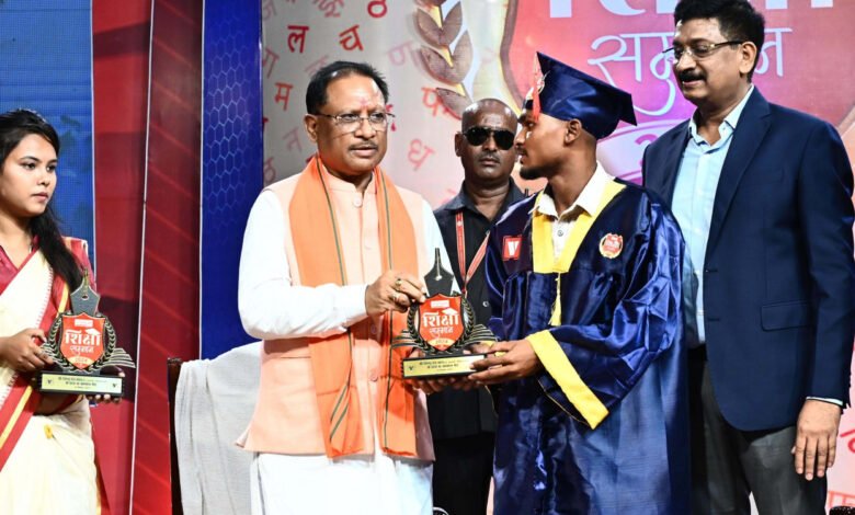 मुख्यमंत्री विष्णु देव साय के हाथों 12वीं बोर्ड के टॉपर विद्यार्थियों का सम्मान 1 12th board topper students honored by Chief Minister Vishnu Dev Sai