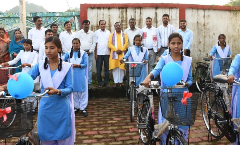 लगन और ईमानदारी से मेहनत कर माता-पिता और देश का नाम रोशन करें: मंत्री नेताम 1 Make your parents and country proud by working hard with dedication and honesty: Minister Netam