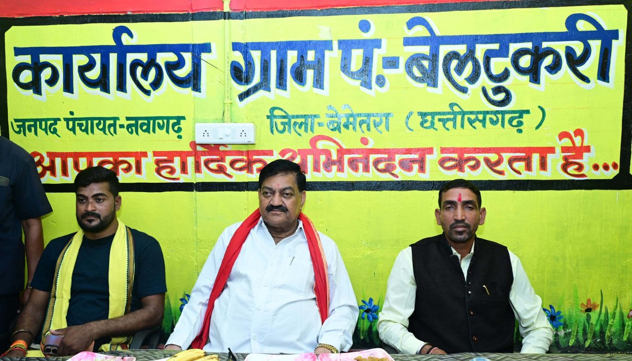 Food Minister Dayaldas Baghel listened to 'Mann Ki Baat' with common citizens.