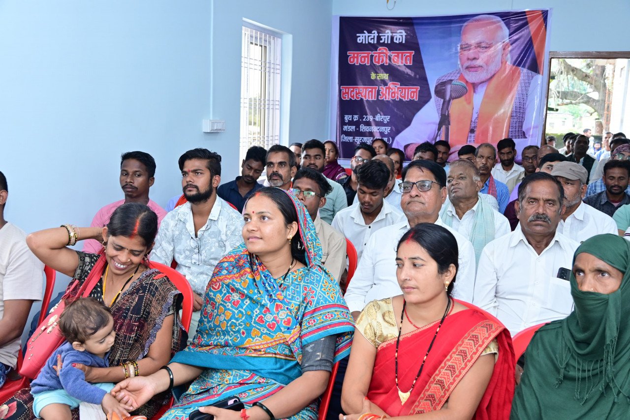 Minister Lakshmi Rajwade listened to 'Mann Ki Baat' with the villagers.