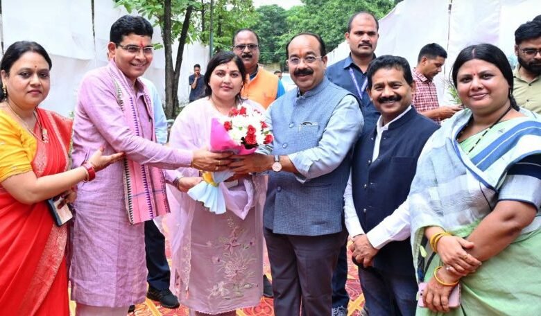 उप मुख्यमंत्री अरुण साव मंत्री टंकराम वर्मा के निवास पर तीज मिलन कार्यक्रम में शामिल हुए 1 Deputy Chief Minister Arun Saw participated in the Teej Milan program at the residence of Minister Tankram Verma.