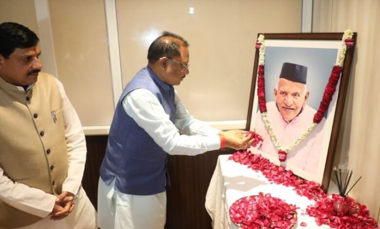 सीएम साय उज्जैन में स्व. श्री पूनमचंद यादव के तेरहवीं कार्यक्रम में हुए शामिल 1 Late in CM Sai Ujjain. Participated in the thirteenth program of Shri Poonamchand Yadav