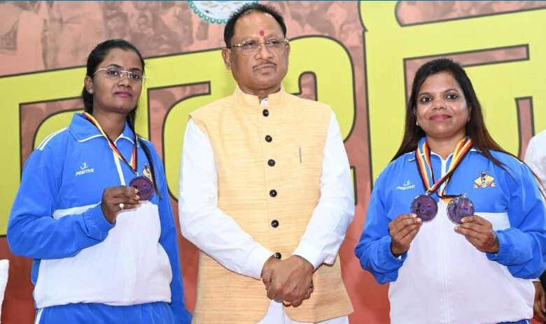 एशियन कप बीच वुडबॉल चैम्पियनशिप में हिस्सा लेकर लौटीं महासमुंद की चैन कुमारी निषाद.. 1 Chain Kumari Nishad of Mahasamund returned after participating in the Asian Cup Beach Woodball Championship..