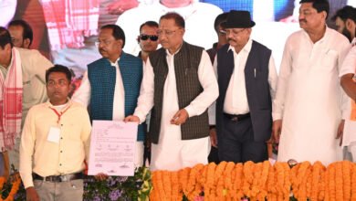 Photo of मुख्यमंत्री विष्णु देव साय ने मंच से किया हितग्राहियों को सामग्री का वितरण