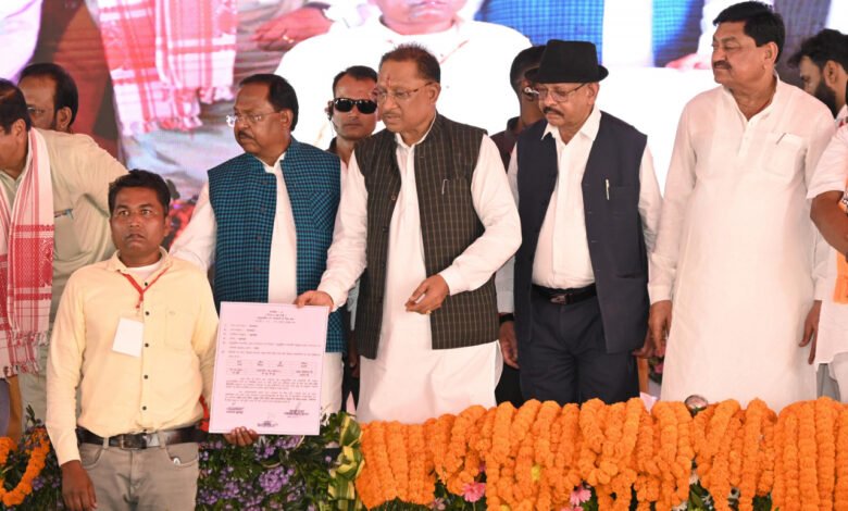 मुख्यमंत्री विष्णु देव साय ने मंच से किया हितग्राहियों को सामग्री का वितरण 1 Chief Minister Vishnu Dev Sai distributed material to the beneficiaries from the stage.
