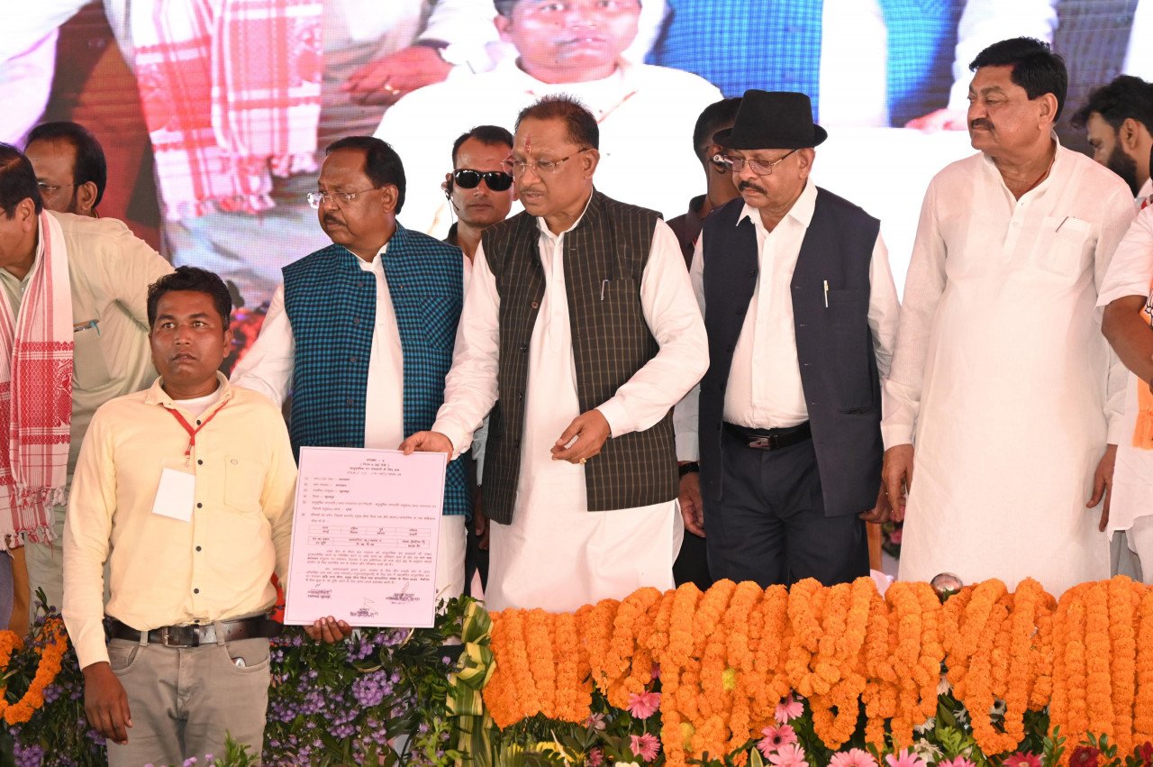 Chief Minister Vishnu Dev Sai distributed material to the beneficiaries from the stage.