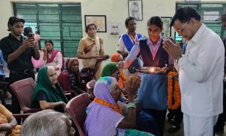 जो बुजुर्गों का सम्मान करता है, ईश्वर की कृपा उस पर रहती है: मंत्री लखनलाल देवांगन 1 God's blessings are upon the one who respects elders: Minister Lakhanlal Dewangan