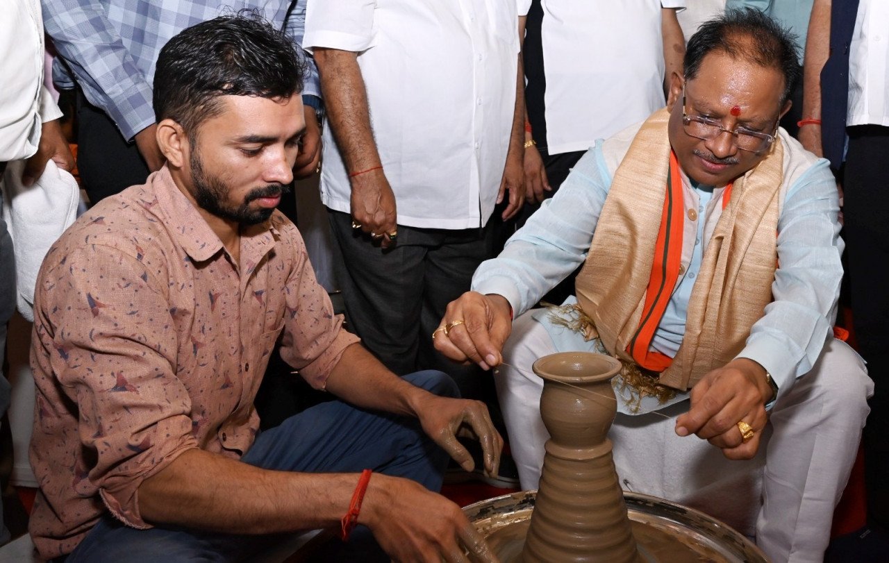Chief Minister Shri Vishnu Dev Sai showed artistry on chalk, made a clay bowl