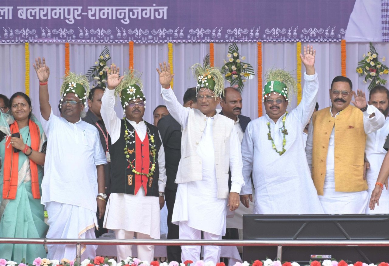 Many major announcements were made from the stage in the state level program organized on the occasion of the launch of Dharti Aaba Tribe Gram Utkarsh Abhiyan.
