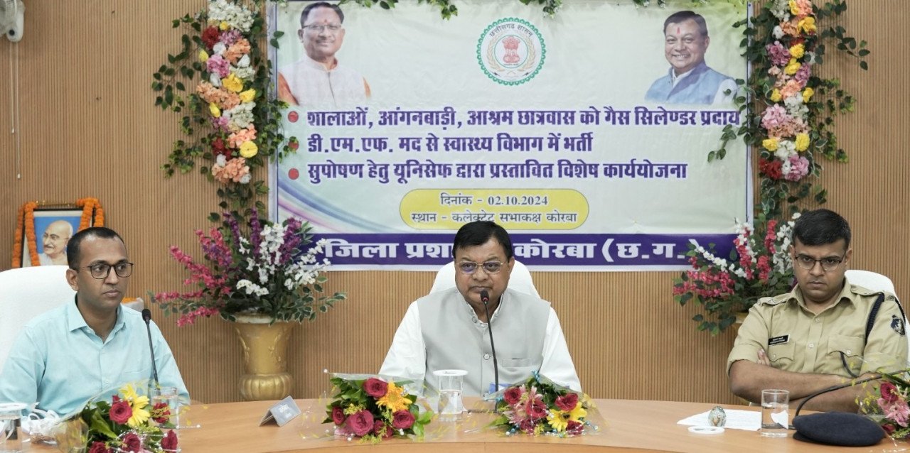 Cabinet Minister Dewangan distributed gas cylinders for cooking in schools and Anganwadis.