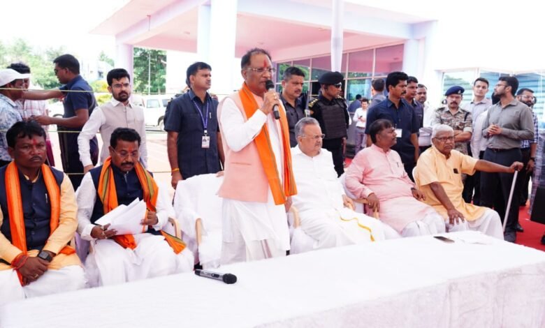 मुख्यमंत्री विष्णु देव साय ने सर्किट हाऊस में जनप्रतिनिधियों और गणमान्य नागरिकों से भेंटकर दी नवरात्र पर्व की बधाई 1 Chief Minister Vishnu Dev Sai met the public representatives and distinguished citizens at the Circuit House and congratulated them on the occasion of Navratri.