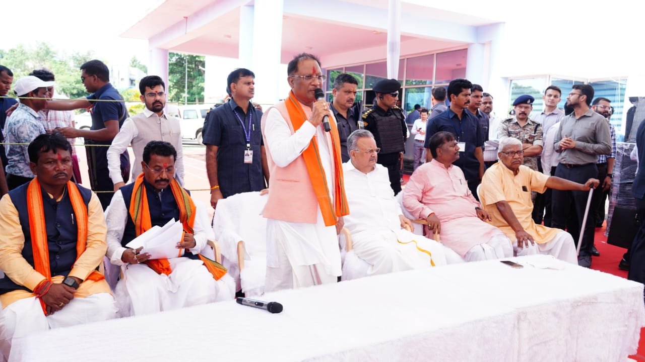 Chief Minister Vishnu Dev Sai met the public representatives and distinguished citizens at the Circuit House and congratulated them on the occasion of Navratri.