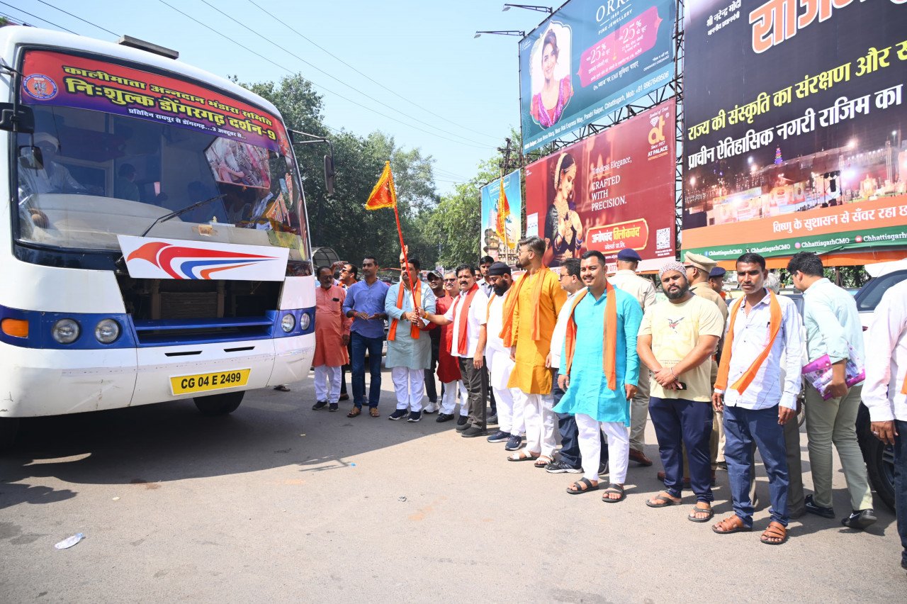 Deputy Chief Minister Vijay Sharma flagged off the bus of devotees going for the darshan of Maa Bamleshwari.