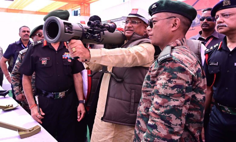 मुख्यमंत्री साय को जैकेट पहनाकर सेना ने अपने अंदाज में किया स्वागत 1 Army welcomed Chief Minister Sai in its own style by wearing a jacket