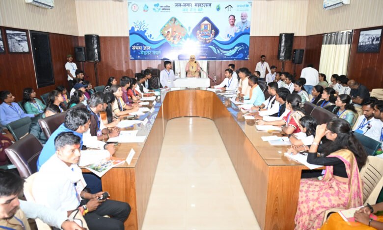 पहले दिन स्कूली बच्चे ग्राम सभा में पारित किए जल और वन संरक्षण के लिए संकल्प, जिसे मुख्यमंत्री ने भी सराहा 1 On the first day, school children passed resolutions for water and forest conservation in the Gram Sabha, which was also appreciated by the Chief Minister.