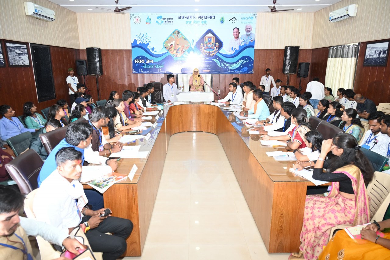 On the first day, school children passed resolutions for water and forest conservation in the Gram Sabha, which was also appreciated by the Chief Minister.
