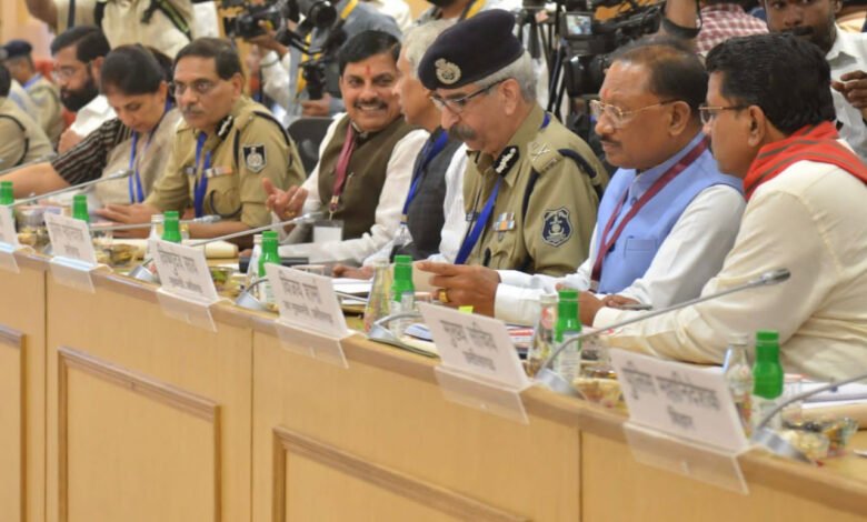 दिल्ली के विज्ञान भवन में आयोजित नक्सल प्रभावित राज्यों के मुख्यमंत्रियों की समीक्षा बैठक में शामिल हुए सीएम साय 1 CM Sai attended the review meeting of Chief Ministers of Naxal affected states held at Vigyan Bhawan, Delhi.