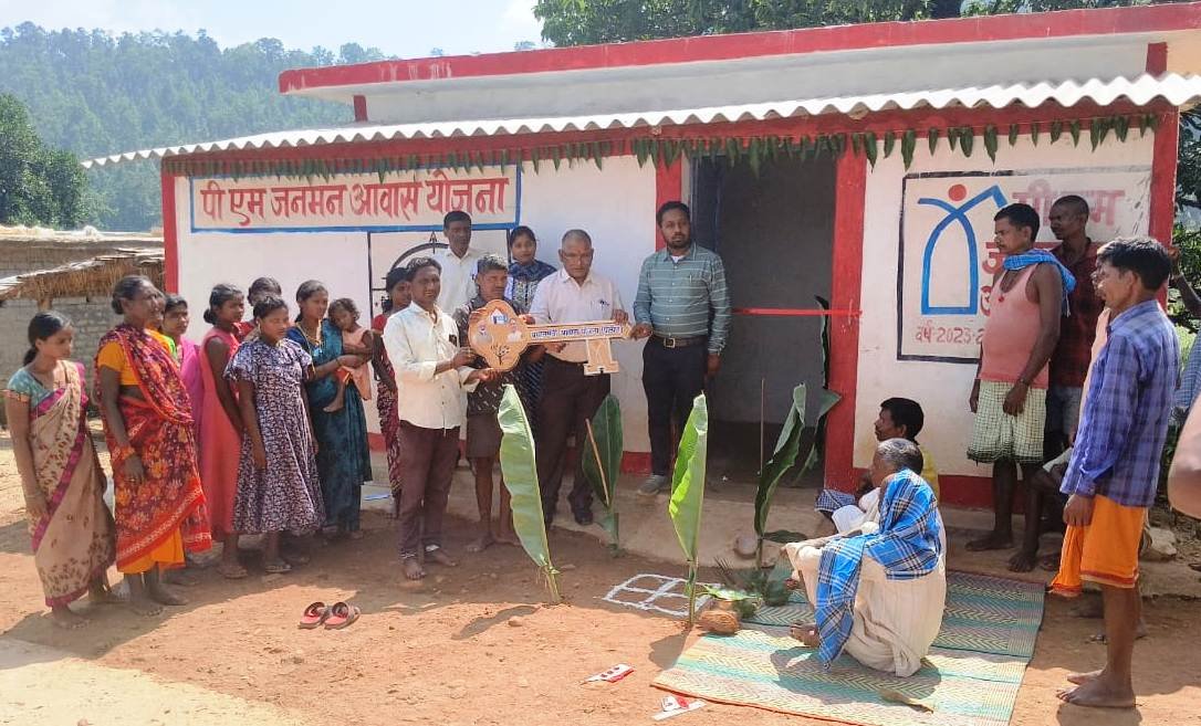 Pradhan Mantri Awas Yojana: Happiness of villagers is improving in new houses