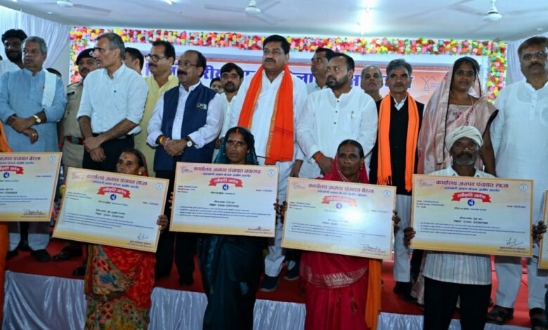 उप मुख्यमंत्री अरुण साव ने आवास मेला में हितग्राहियों को सौंपी नवनिर्मित आवास की चाबी 1 Deputy Chief Minister Arun Sao handed over the keys of the newly constructed house to the beneficiaries in the housing fair.