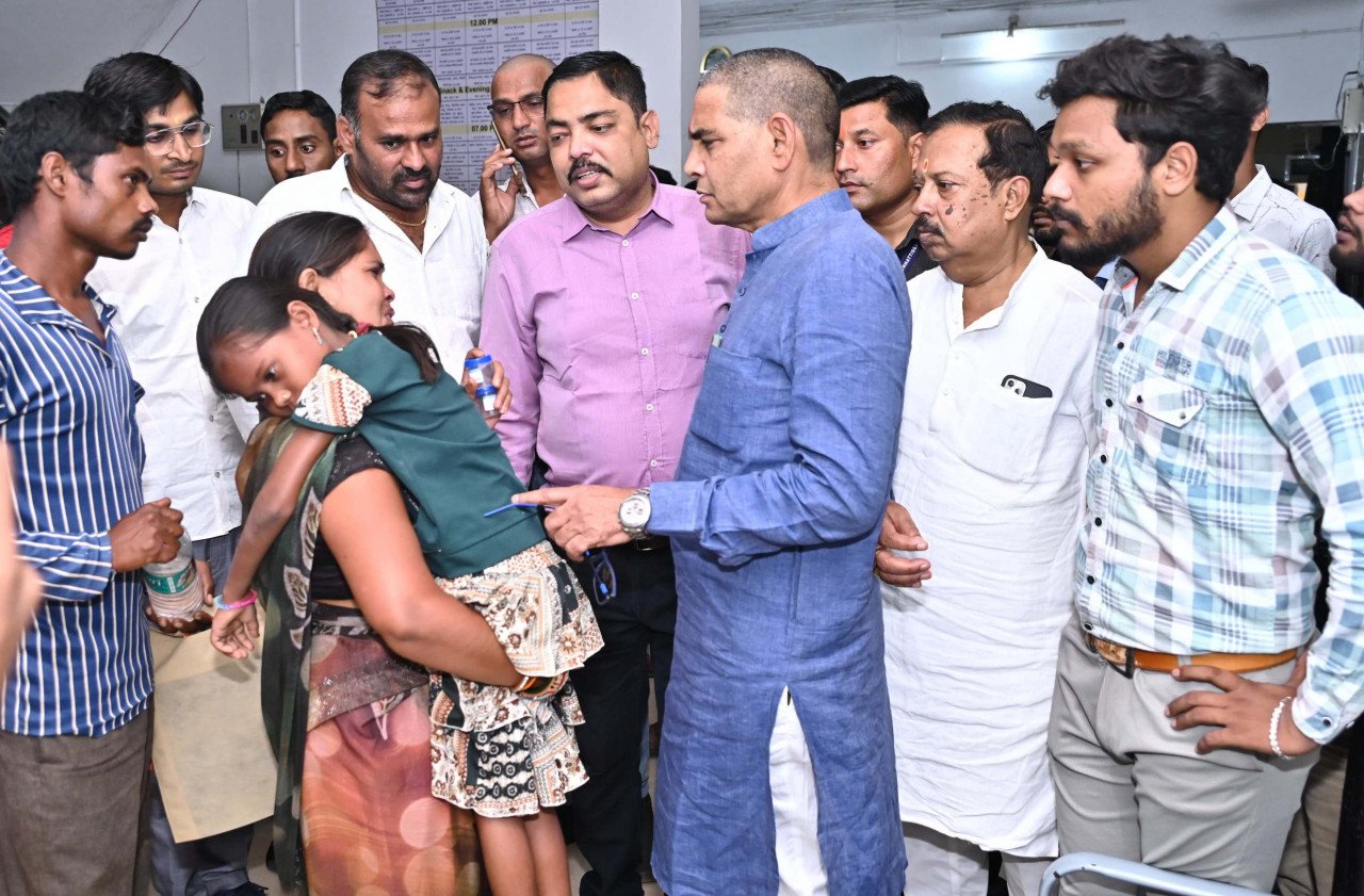Revenue Minister Verma conducts surprise inspection of Tilda-Nevra Community Health Center