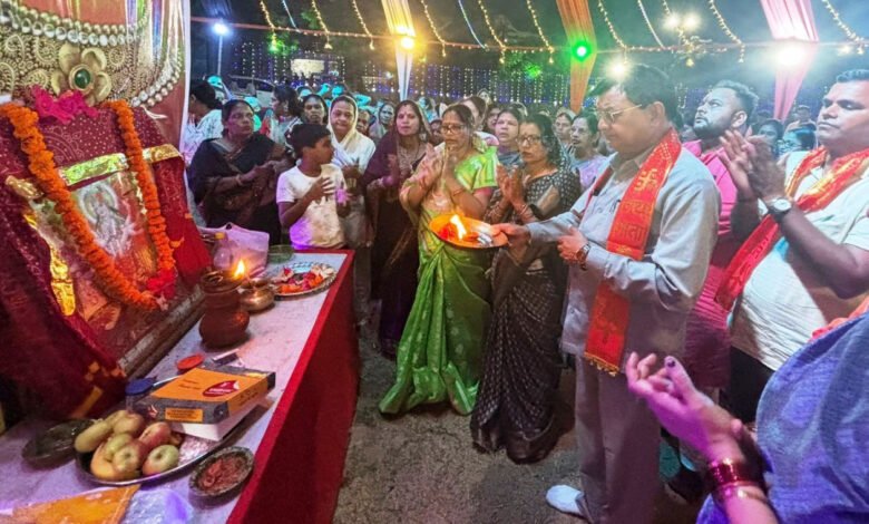 मंत्री देवांगन चुनरी यात्रा में हुए सम्मिलित, पंडालों में टेका मत्था, डांडिया उत्सव में मातृ शक्ति से लिया आशीर्वाद 1 Minister Dewangan participated in Chunari Yatra, paid obeisance in pandals, took blessings from mother power in Dandiya Utsav