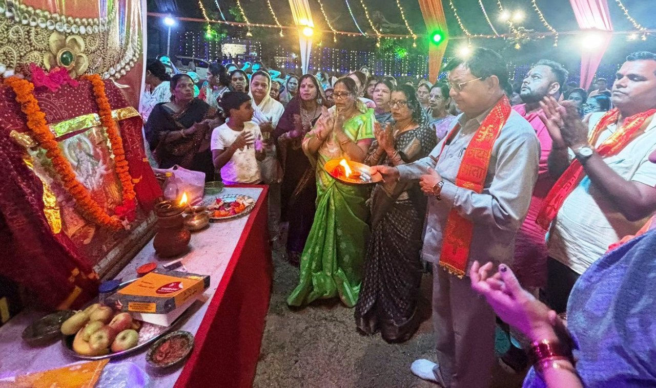 Minister Dewangan participated in Chunari Yatra, paid obeisance in pandals, took blessings from mother power in Dandiya Utsav