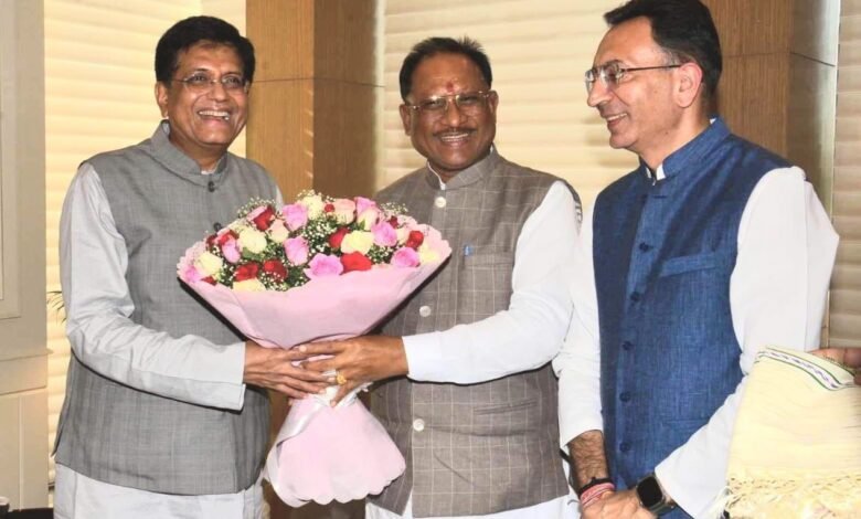 छत्तीसगढ़ के औद्योगिक विकास व निवेश के प्रस्तावों पर केन्द्रीय मंत्री से चर्चा 1 Discussion with the Union Minister on the proposals for industrial development and investment of Chhattisgarh.