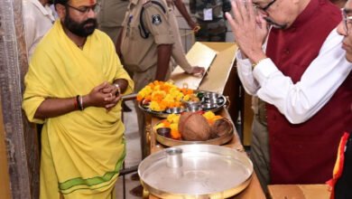 Photo of राज्यपाल रमेन डेका ने डोंगरगढ़ में माँ बम्लेश्वरी की पूजा-अर्चना की