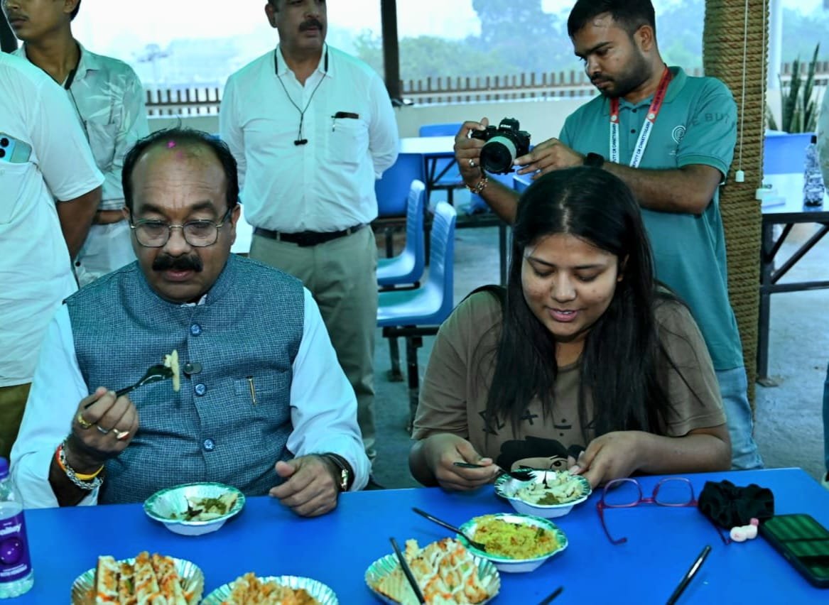 Deputy Chief Minister Arun Sao, who came to the library, also tasted the fara-chutney here, drank tea along with the sandwich.