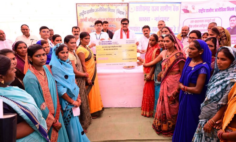 खाद्य मंत्री ने स्व-सहायता समूह की महिलाओं को 3.50 करोड़ रूपये के ऋण स्वीकृति का चेक वितरित किया 1 Food Minister distributed check of loan approval of Rs 3.50 crore to women of self-help groups