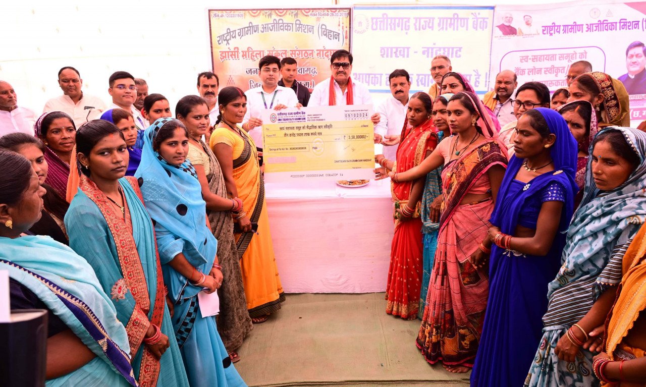 Food Minister distributed check of loan approval of Rs 3.50 crore to women of self-help groups