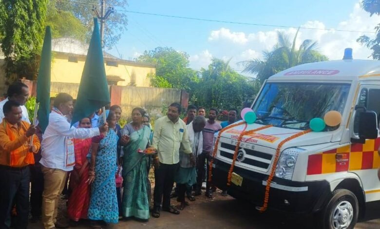 मंत्री कश्यप ने एम्बुलेंस को दिखाई हरी झण्डी 1 Minister Kashyap flagged off the ambulance