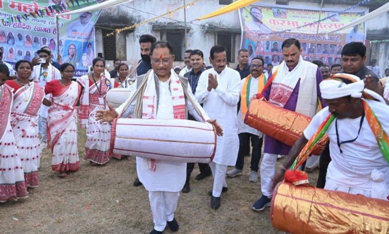मांदर की थाप पर झूमे मुख्यमंत्री विष्णु देव साय 1 Chief Minister Vishnu Dev Sai danced to the beats of Maander.