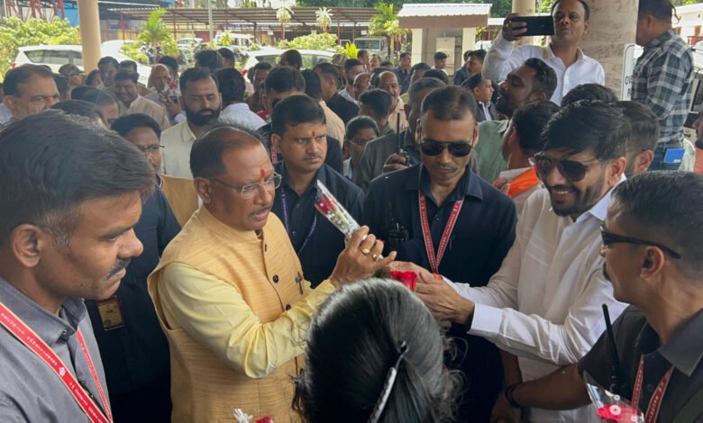 मुख्यमंत्री विष्णु देव साय का जगदलपुर एयरपोर्ट पहुंचने पर किया गया आत्मीय स्वागत 1 Chief Minister Vishnu Dev Sai was warmly welcomed upon reaching Jagdalpur Airport.