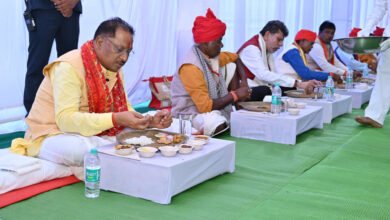Photo of सीएम साय ने आमचो बस्तर क्लब में मांझी-चालकी और बस्तर दशहरा पर्व के पारंपरिक सदस्यों के साथ किया दोपहर का भोजन